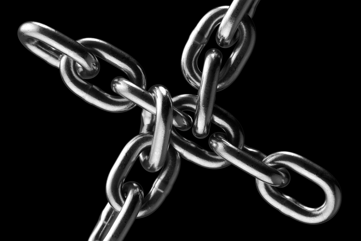 Silver Chain Font link close-up Close view of the heavy interlocking links that draw every Silver Chain Font stroke